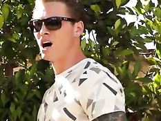 Три гомосексуальных парня занимались сексом в чёрном автомобиле