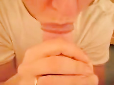 Немецкая любительница держит член двумя руками и делает минет