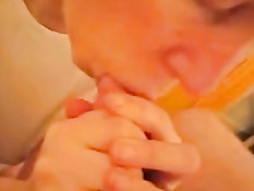 Немецкая любительница держит член двумя руками и делает минет