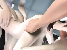 3D девки отсасывают в туалете и дрочат своими большими сиськами