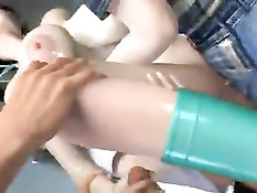 3D девки отсасывают в туалете и дрочат своими большими сиськами