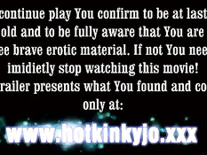 Девке с разработанным анусом HotKinkyJo делают анальный фистинг