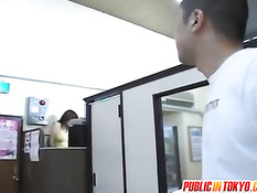 Заботливая азиатская девка моет мужчину в бане и дрочит ему член