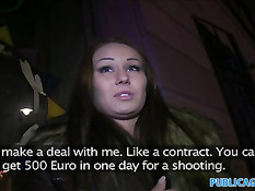 Парень развёл брюнеточку на минет и секс в общественном туалете