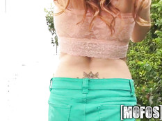 Девка с тату на пояснице Farrah Flower любит секс в позе наездницы