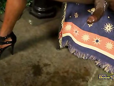 Темнокожий транссексуал ласкает свои сиськи и дрочит большой хуй