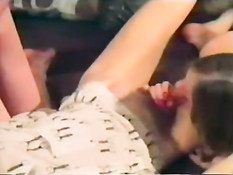 Две немецкие девчонки занимаются групповым сексом в ретро порно