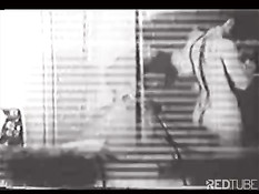 Грудастая дама трахается с мужчиной в чёрно-белой ретро порнухе