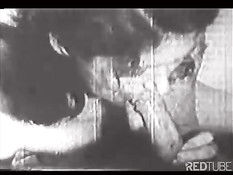 Грудастая дама трахается с мужчиной в чёрно-белой ретро порнухе