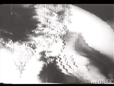 Грудастая дама трахается с мужчиной в чёрно-белой ретро порнухе