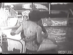 Грудастая дама трахается с мужчиной в чёрно-белой ретро порнухе