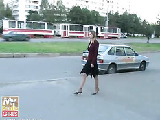 Молодая русская шалава трахается с двумя незнакомыми ребятами