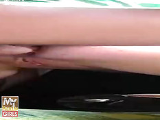 Молодая русская шалава трахается с двумя незнакомыми ребятами