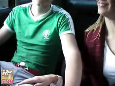 Молодая русская шалава трахается с двумя незнакомыми ребятами