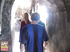 Молодая русская шалава трахается с двумя незнакомыми ребятами