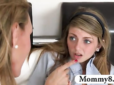 Зрелая блондинка Tanya Tate обучает сексу юную Staci Silverstone