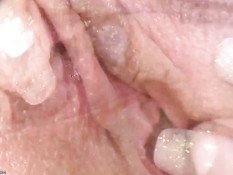 Грудастая девчонка Melissa Mendiny мастурбирует киску в гостинице