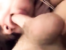 Девушка крупным планом отсасывает член, а парень снимает порно