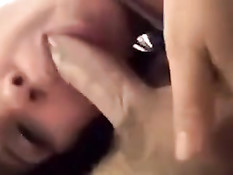 Девушка крупным планом отсасывает член, а парень снимает порно