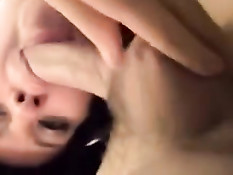 Девушка крупным планом отсасывает член, а парень снимает порно