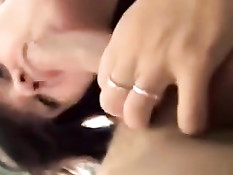 Девушка крупным планом отсасывает член, а парень снимает порно