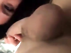 Девушка крупным планом отсасывает член, а парень снимает порно