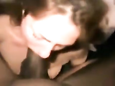 Девушка крупным планом берёт за щеку и отсасывает большой член