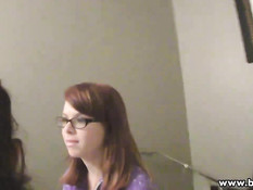 Молодые лесбиянки на квартире устраивают развратные секс игры