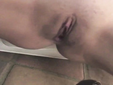 Липкая белая сперма вытекает из влажных розовых девичьих кисок