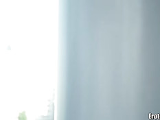 Мужчина оттрахал на кровати сексуальную блондинку Mia Malkova