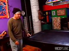 Мулатка занимается сексом с чёрным приятелем на бильярдном столе