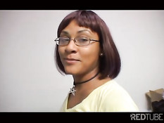 Темнокожая девушка Alayah Sashu насаживается на здоровый член