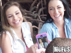 Юные любители занимаются групповым сексом в палатке на природе