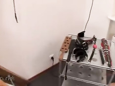 Молодую брюнетку привязывают и в разных позах ебут во все дыры