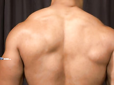 Мускулистый гей раздевается и показывает все свои интимные места