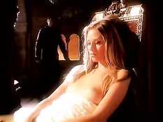 Похотливые шлюхи занимаются групповым сексом в старинном замке