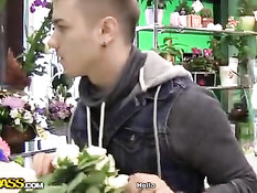 Он привёл домой горячую русскую девушку и оттрахал её на кухне