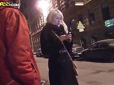 Сисястая русская блондинка занимается сексом с незнакомым парнем