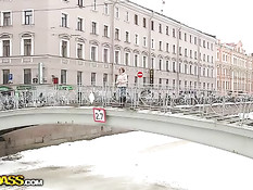 Молодой человек приводит домой русскую девку и трахает в киску