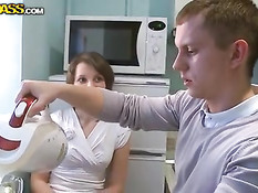 Молодой человек приводит домой русскую девку и трахает в киску