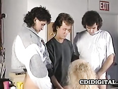 Звезда порно фильмов 80-х годов Samantha Strong сосёт три члена