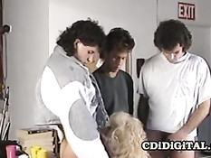 Звезда порно фильмов 80-х годов Samantha Strong сосёт три члена