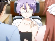 Аниме девка в очках насаживается бритой писькой на большой член