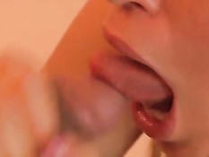 Сексуальная девчонка Aleska Diamond высасывает сперму из члена