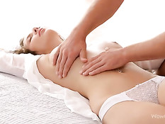 Парень ебёт горячую Connie Carter и кончает на её красивую грудь