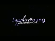 Симпатичный транссексуал с большой грудью надрачивает свой хуй