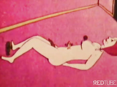 В ретро порно мультфильме киску мастурбируют разными продуктами