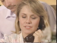 Чувственная женщина в нижнем белье ебётся с парнем в ретро порно