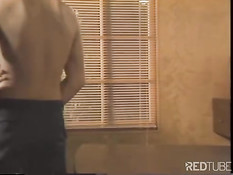 Чувственная женщина в нижнем белье ебётся с парнем в ретро порно