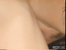 Чувственная женщина в нижнем белье ебётся с парнем в ретро порно